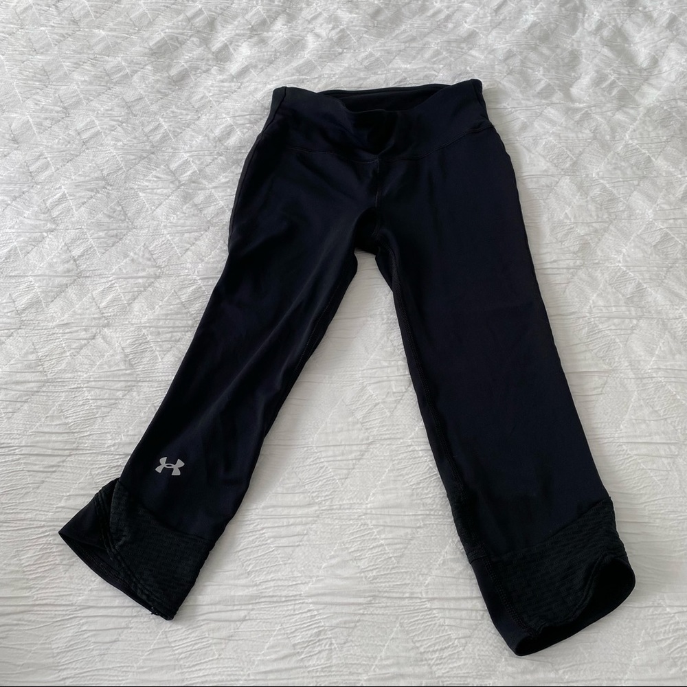 Under Armour Women’s Size XS Black Compression Heat Gear Crop Leggings.